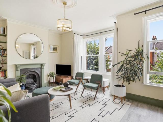 Flat for sale in Tulse Hill, Greater London