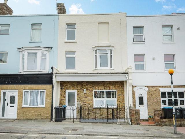 Flat for sale in Cliftonville West, Thanet