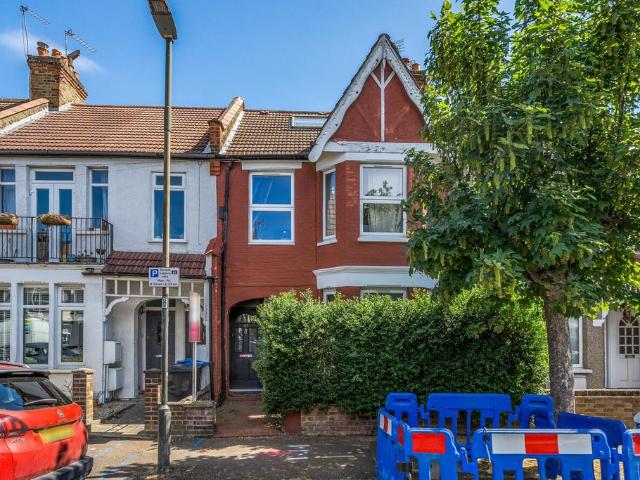Flat for sale in London Borough of Merton, Merton Park