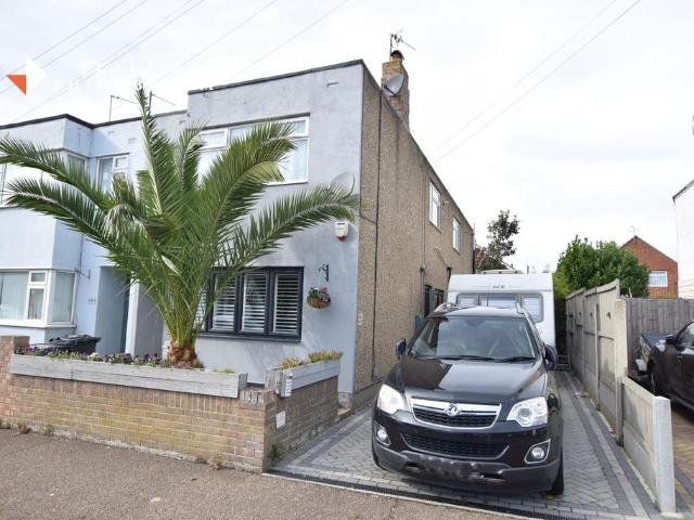 Flat for sale in Dale Hill, Essex