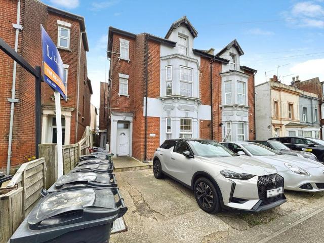 Flat for sale in Dale Hill, Essex