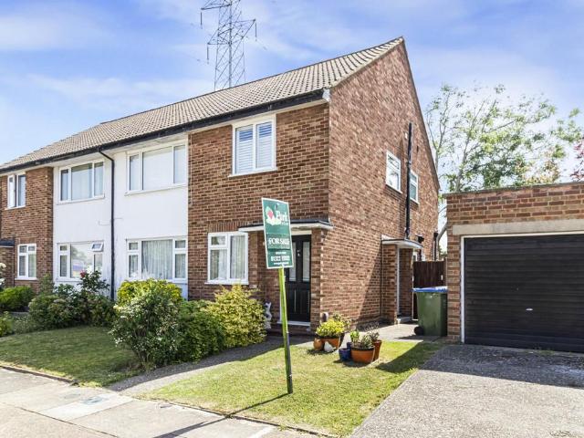 Flat for sale in Albany Park, Greater London