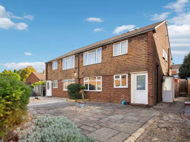 Flat for sale in Kingswood, North Watford
