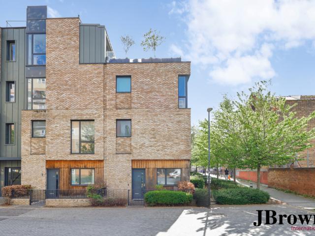 Flat for sale in Queen's Park, Greater London