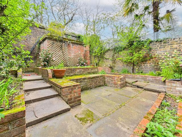 Flat for sale in Earl's Court, Greater London
