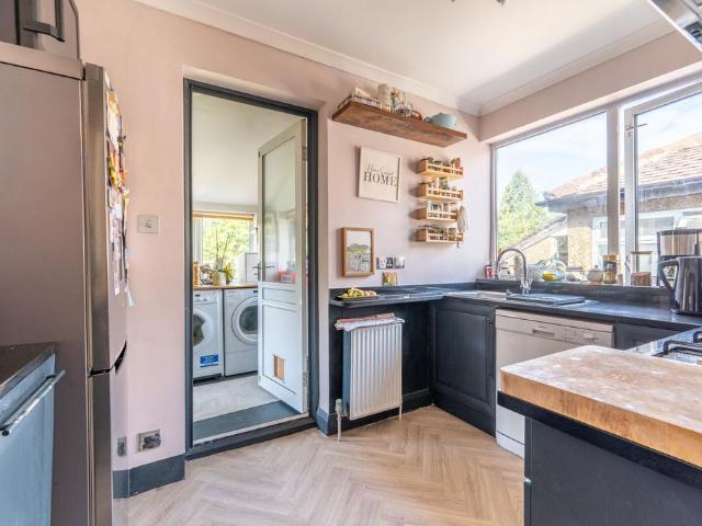 Flat for sale in Brondesbury, Greater London