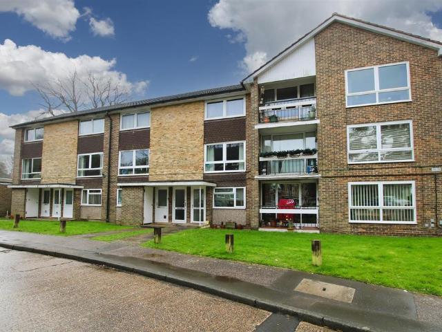 Flat for sale in Roffey, Horsham