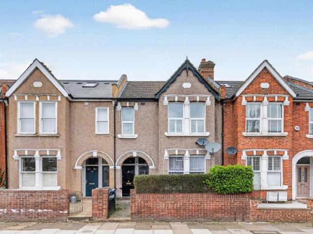 Flat for sale in London Borough of Ealing, Greater London