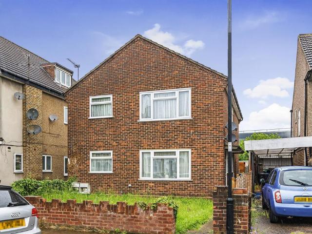 Flat for sale in Ponders End, Greater London