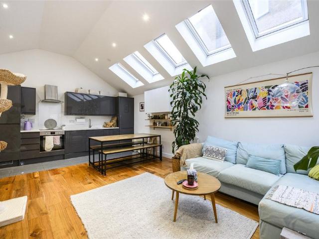 Flat for sale in London Borough of Croydon, Greater London