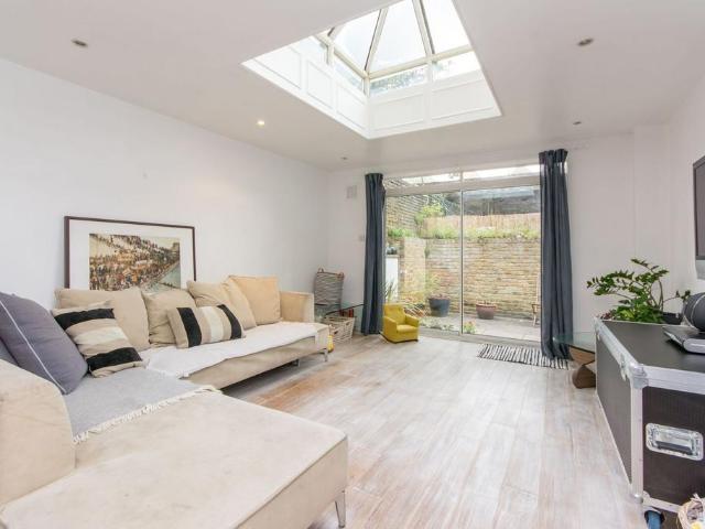 Flat for sale in Shepherd's Bush, Greater London