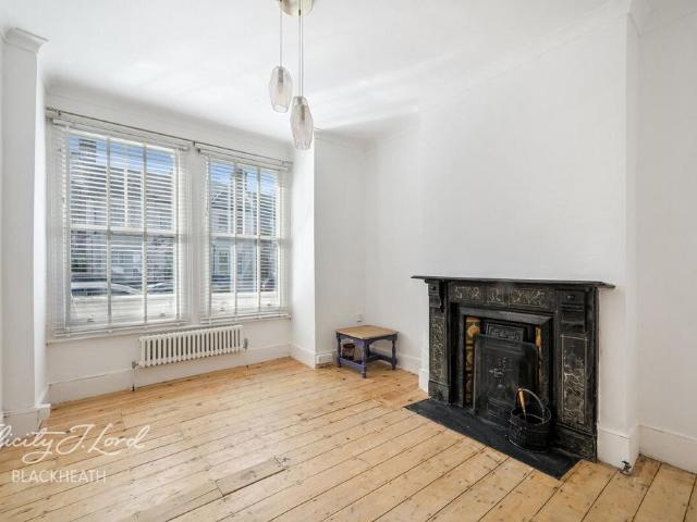 Flat for sale in Charlton, Greater London