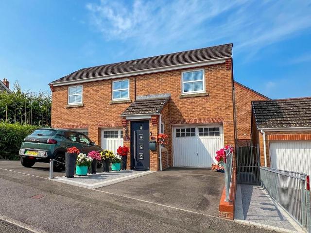 Flat for sale in Bridgend, Wales