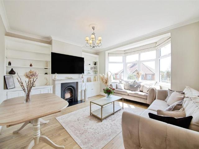 Flat for sale in East Barnet, Greater London