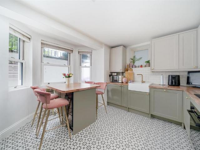 Flat for sale in London Borough of Merton, Raynes Park