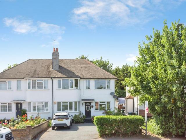 Flat for sale in Kingswood, North Watford