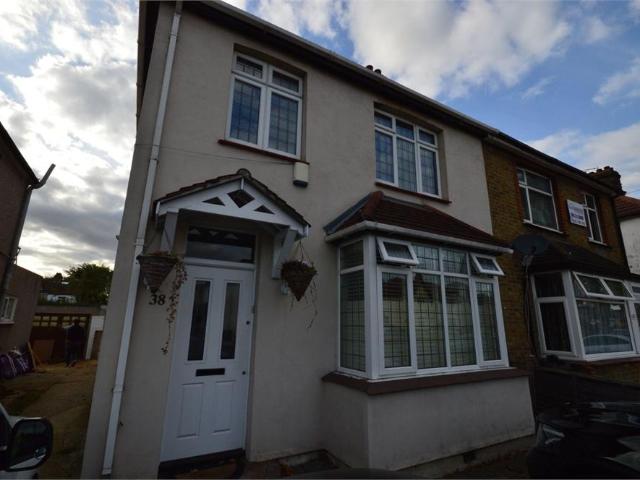 Flat for sale in Elm Park, Greater London