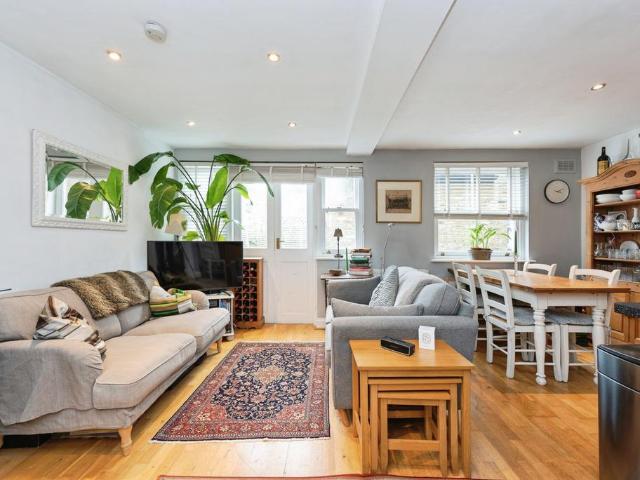 Flat for sale in Roehampton, Greater London