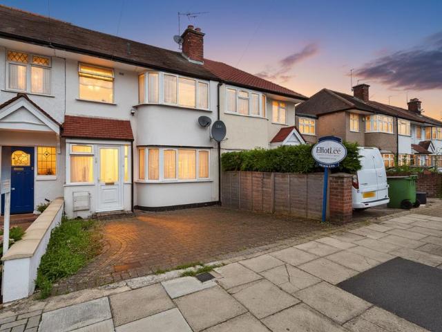 Flat for sale in Lane, Greater London