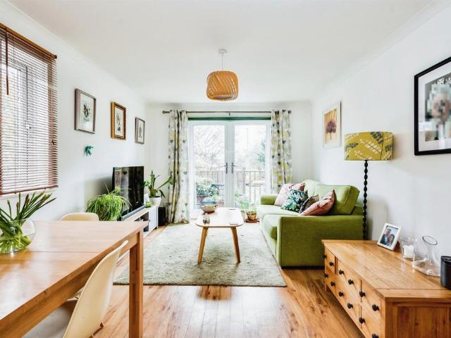 Flat for sale in Deer Park, Black Bourton