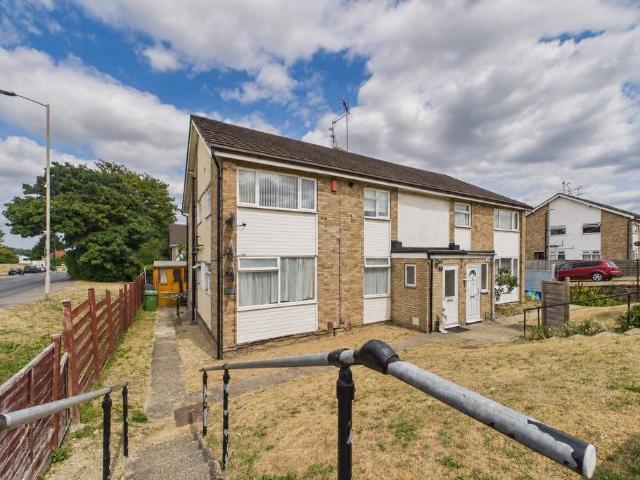 Flat for sale in Dee Park, Reading