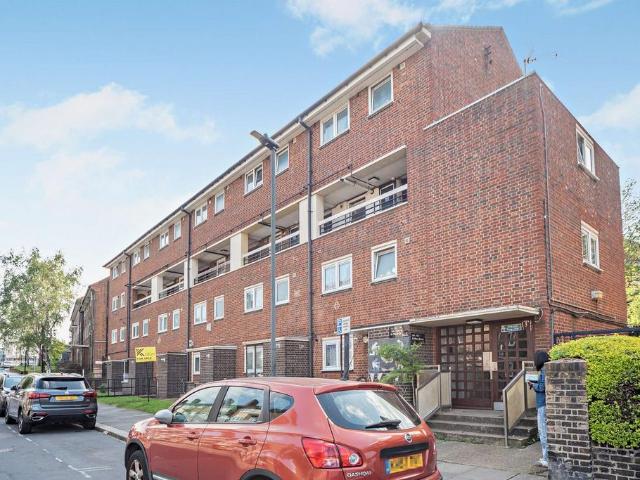 Flat for sale in Charlton Riverside, Greater London