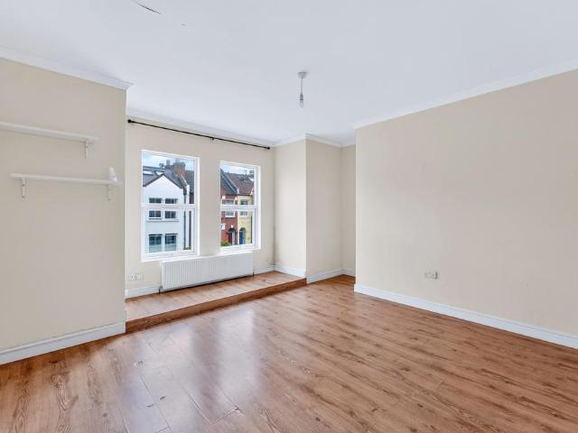 Flat for sale in Southfields, Greater London
