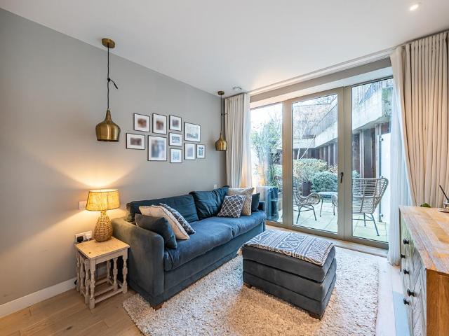Flat for sale in London Borough of Wandsworth, Greater London