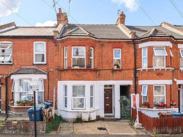 Flat for sale in Lane, Greater London