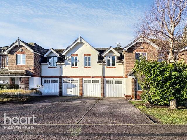 Flat for sale in Highway, Maidenhead