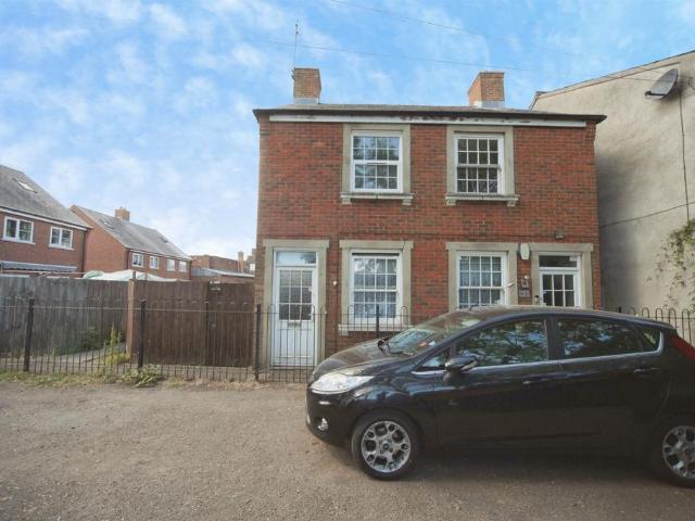 Flat for sale in Dunstable, Bedfordshire