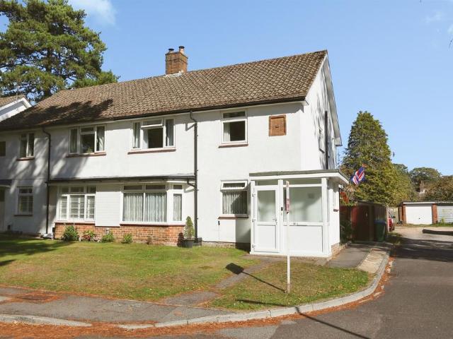 Flat for sale in Thornhill Park, Southampton