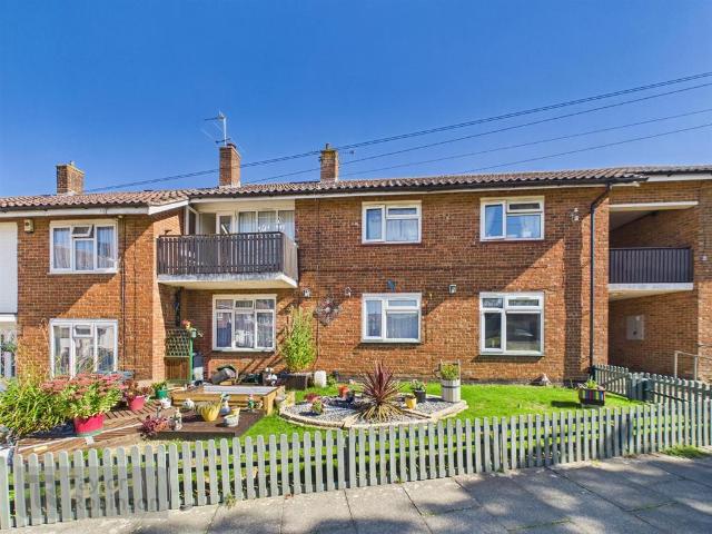 Flat for sale in Southgate, Crawley