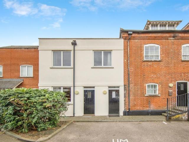 Flat for sale in Key Street, Suffolk