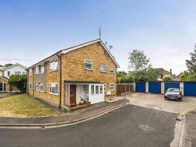 Flat for sale in Connaught Park, Bushey