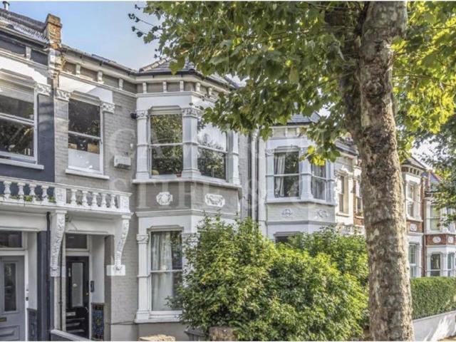 Flat for sale in Queen's Park, Greater London