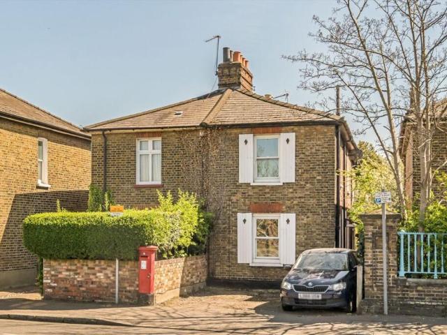 Flat for sale in Surbiton, Greater London