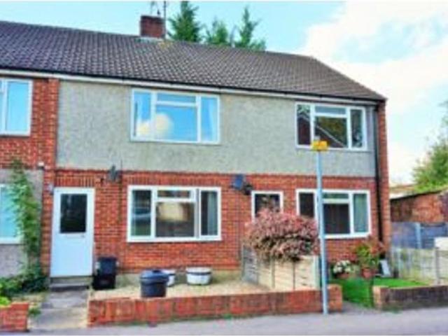 Flat for sale in Emmbrook, Wokingham