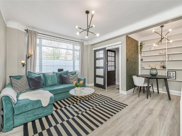 Flat for sale in London Borough of Wandsworth, Greater London