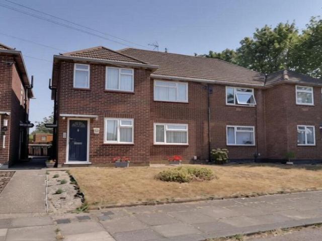 Flat for sale in Spring Park, Luton