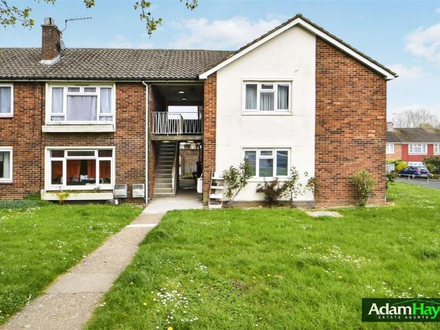 Flat for sale in Colney Hatch, Greater London