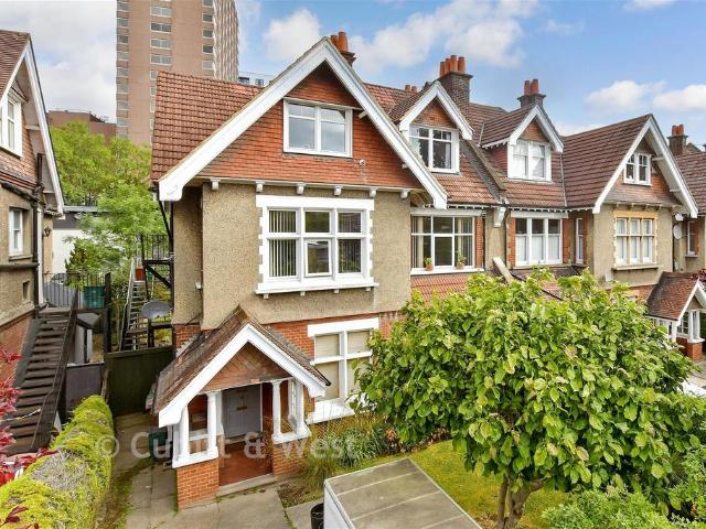 Flat for sale in Carshalton Beeches, Greater London