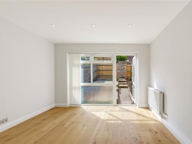 Flat for sale in Clapham Junction, Greater London