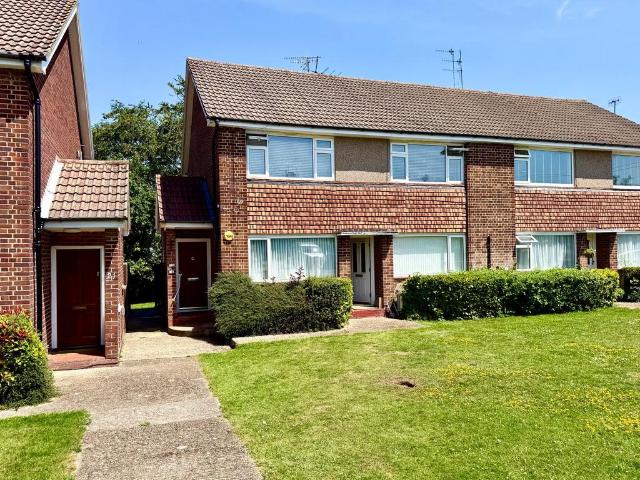 Flat for sale in Bushey, Bushey Heath