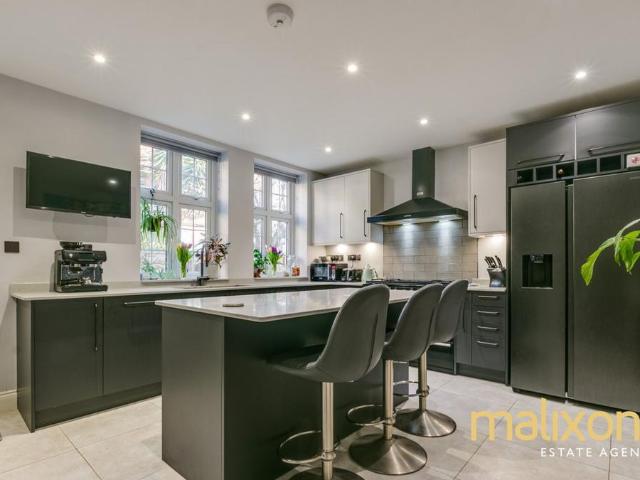 Flat for sale in Summerstown, Upper Tooting