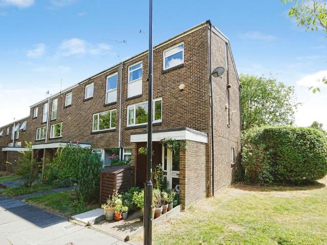 Flat for sale in London Borough of Croydon, Forestdale