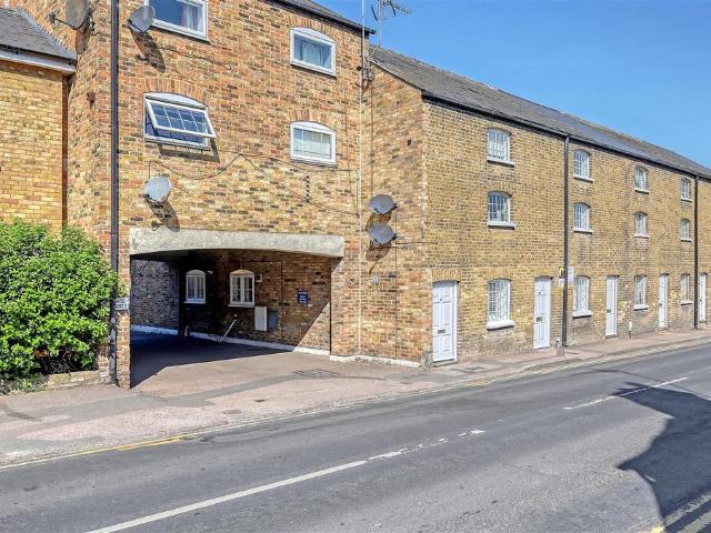 Flat for sale in Roydon, Epping