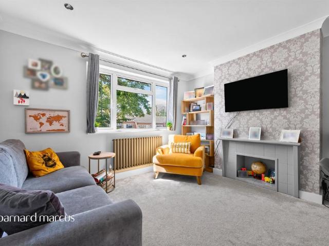 Flat for sale in Hook, Greater London