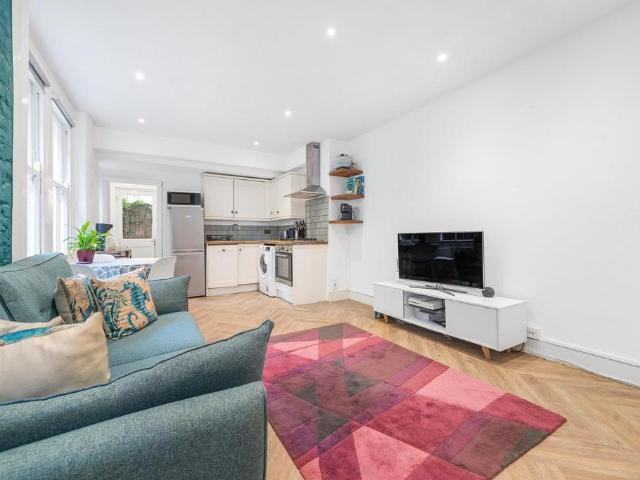 Flat for sale in Streatham Hill, Greater London