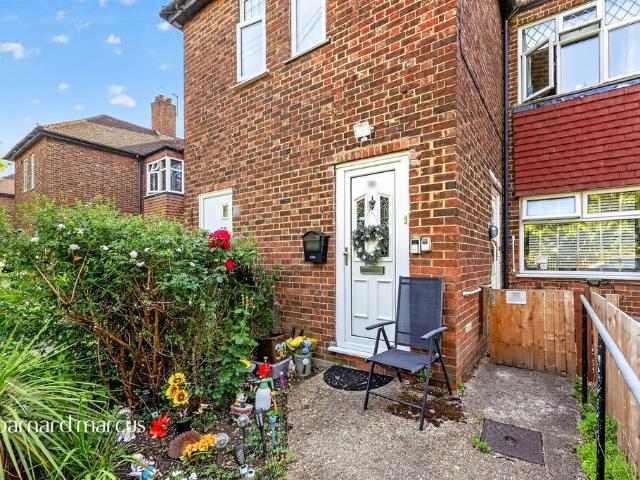 Flat for sale in London Borough of Merton, Raynes Park